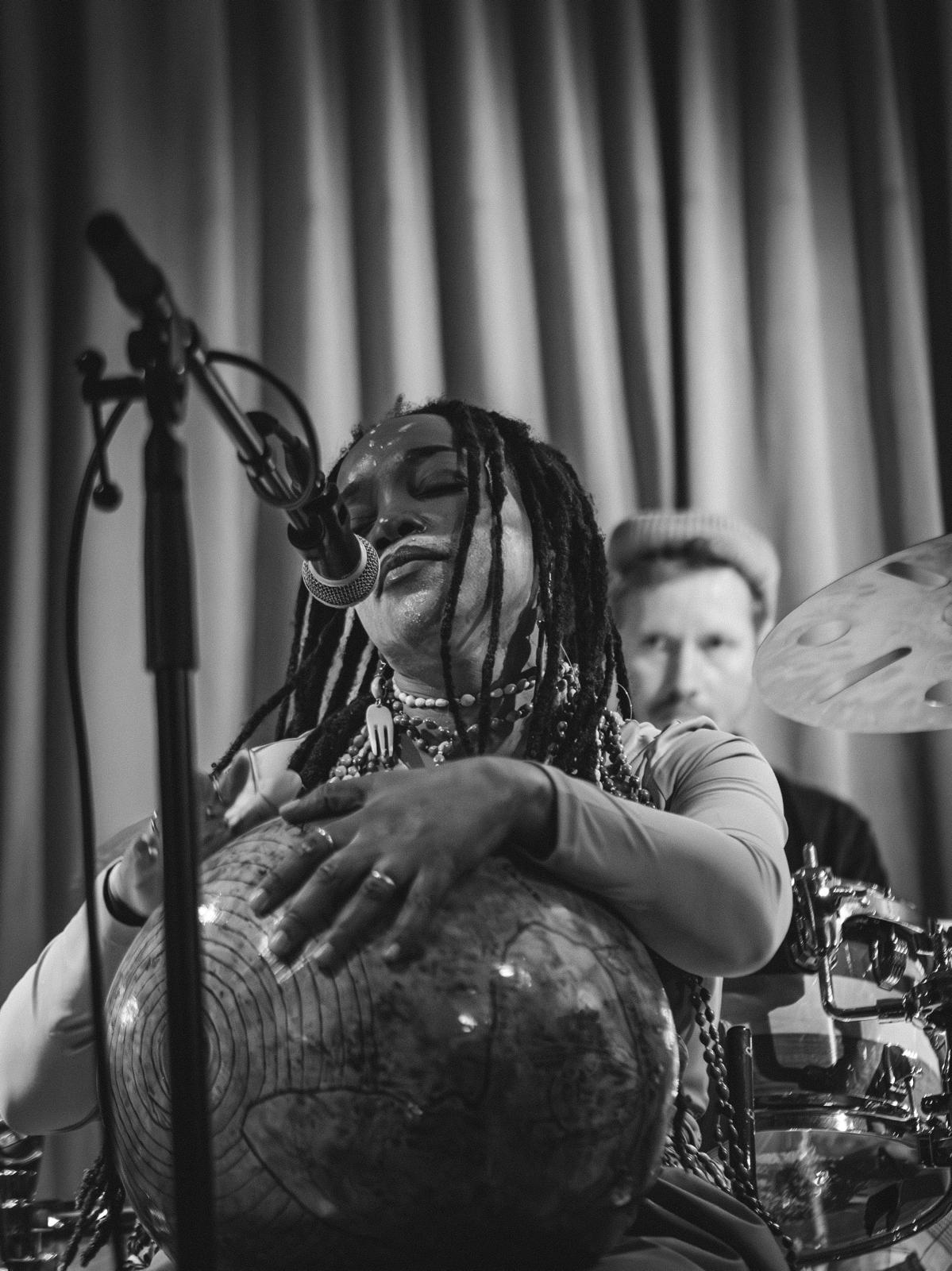 Monie Kongo chante, les yeux fermés Monie Kongo chante, les yeux fermés