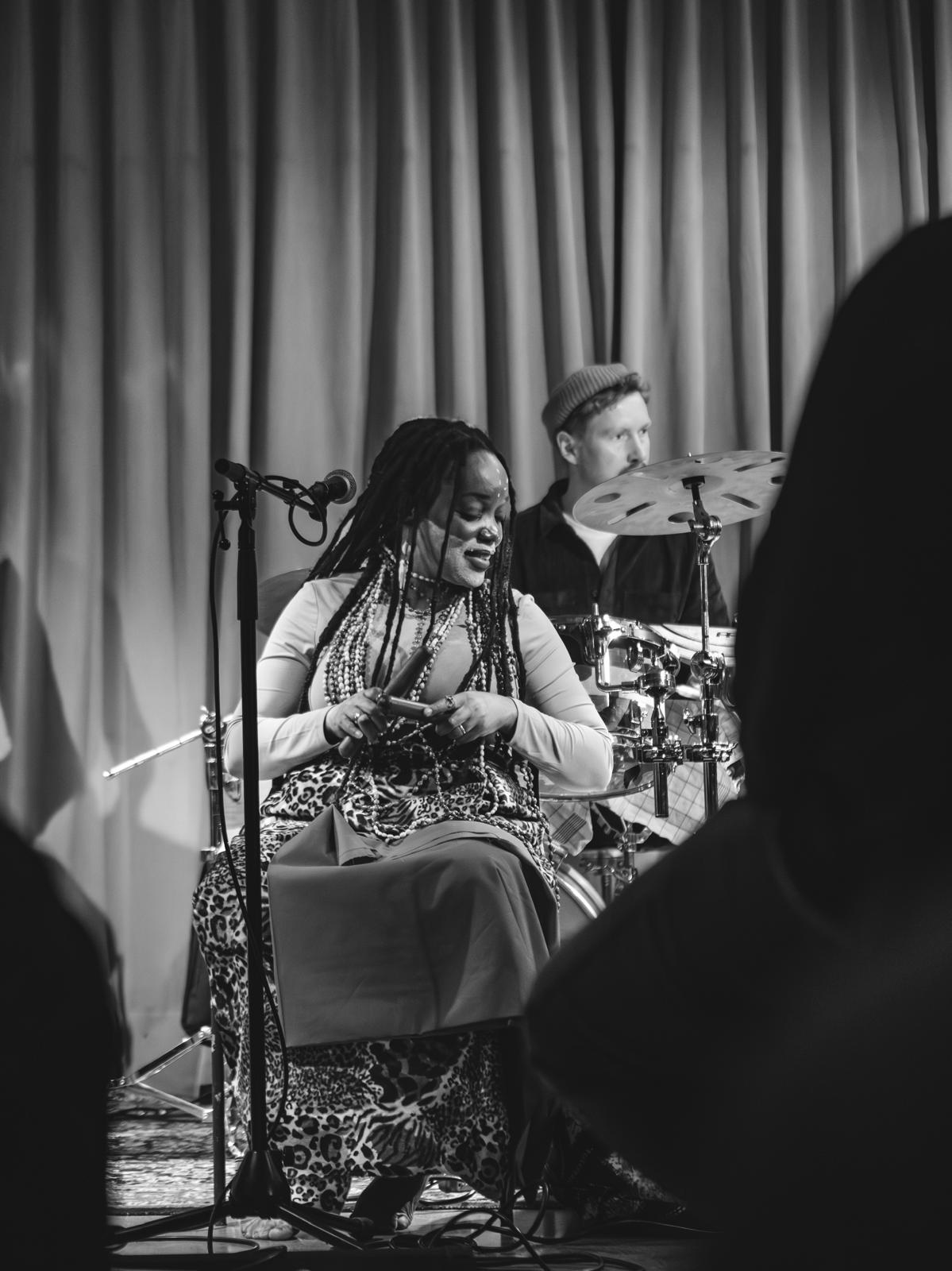 Monie Kongo sur scène avec son batteur Monie Kongo sur scène avec son batteur