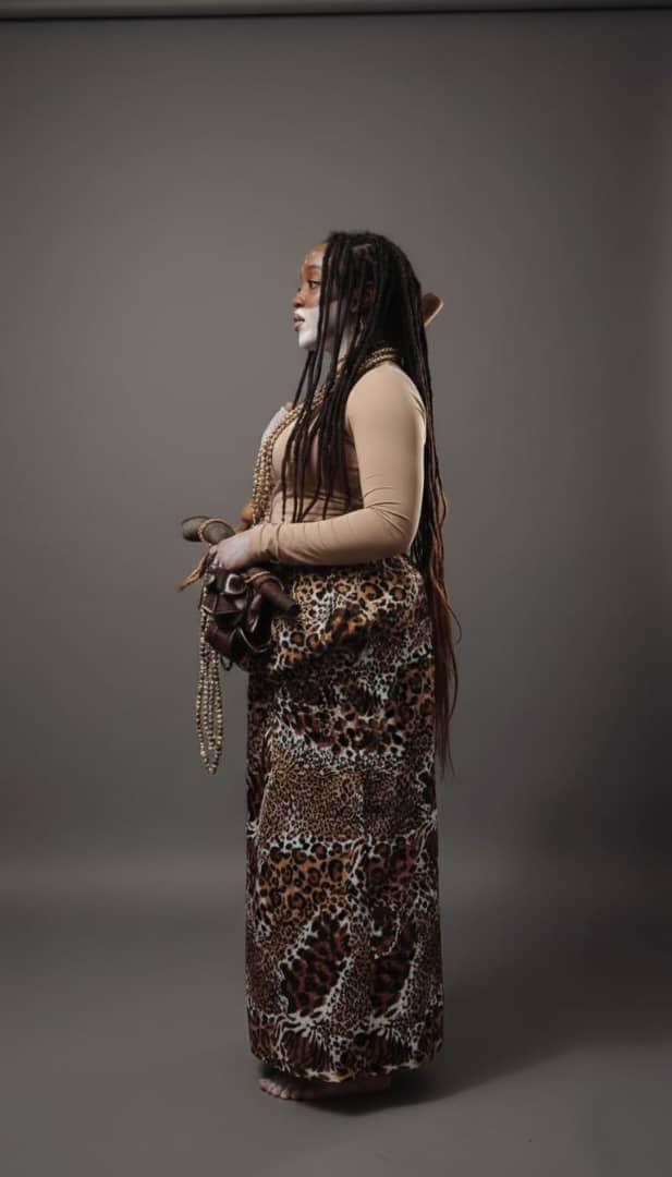 Monie Kongo en studio, en pied Monie Kongo en studio, en pied